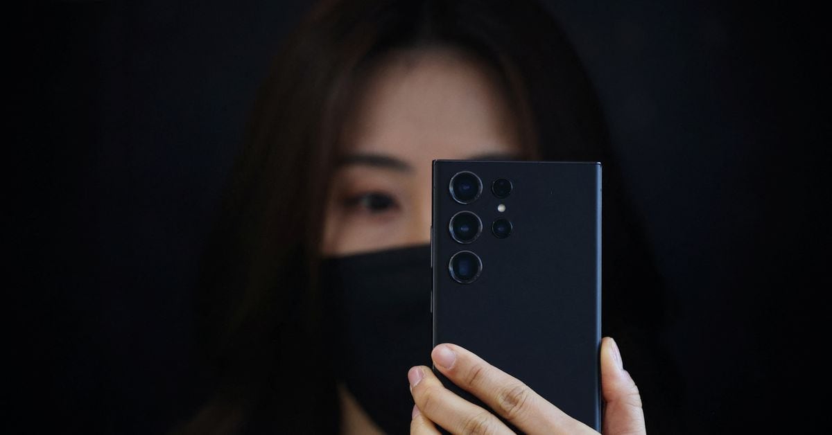 Featured image for Samsung's Q1 chip loss leads to massive profit plunge.