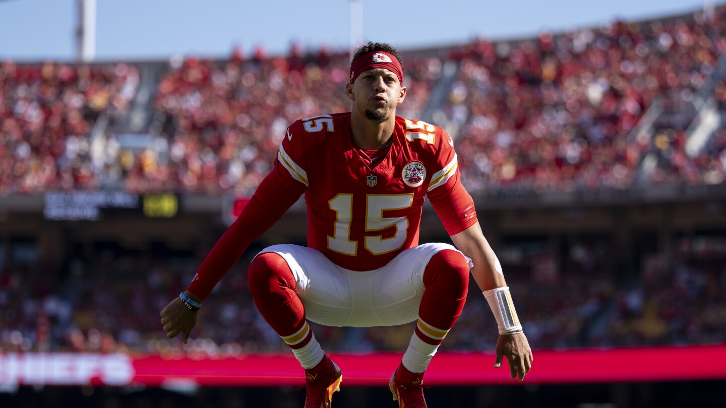 Featured image for Patrick Mahomes Named AFC Offensive Player of the Week for the 11th Time