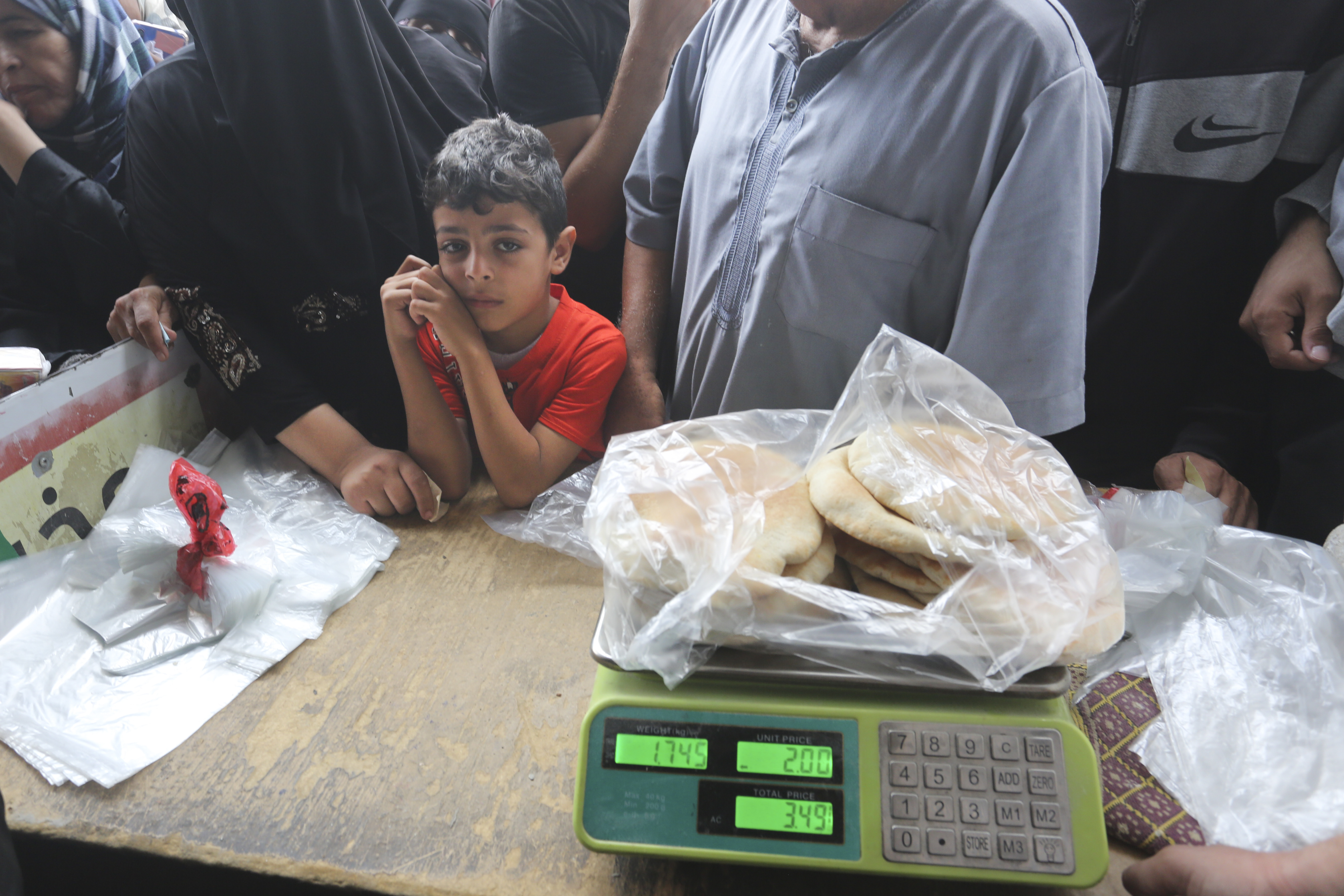 "Mass Looting of UN Aid Warehouses in Gaza Raises Concerns"