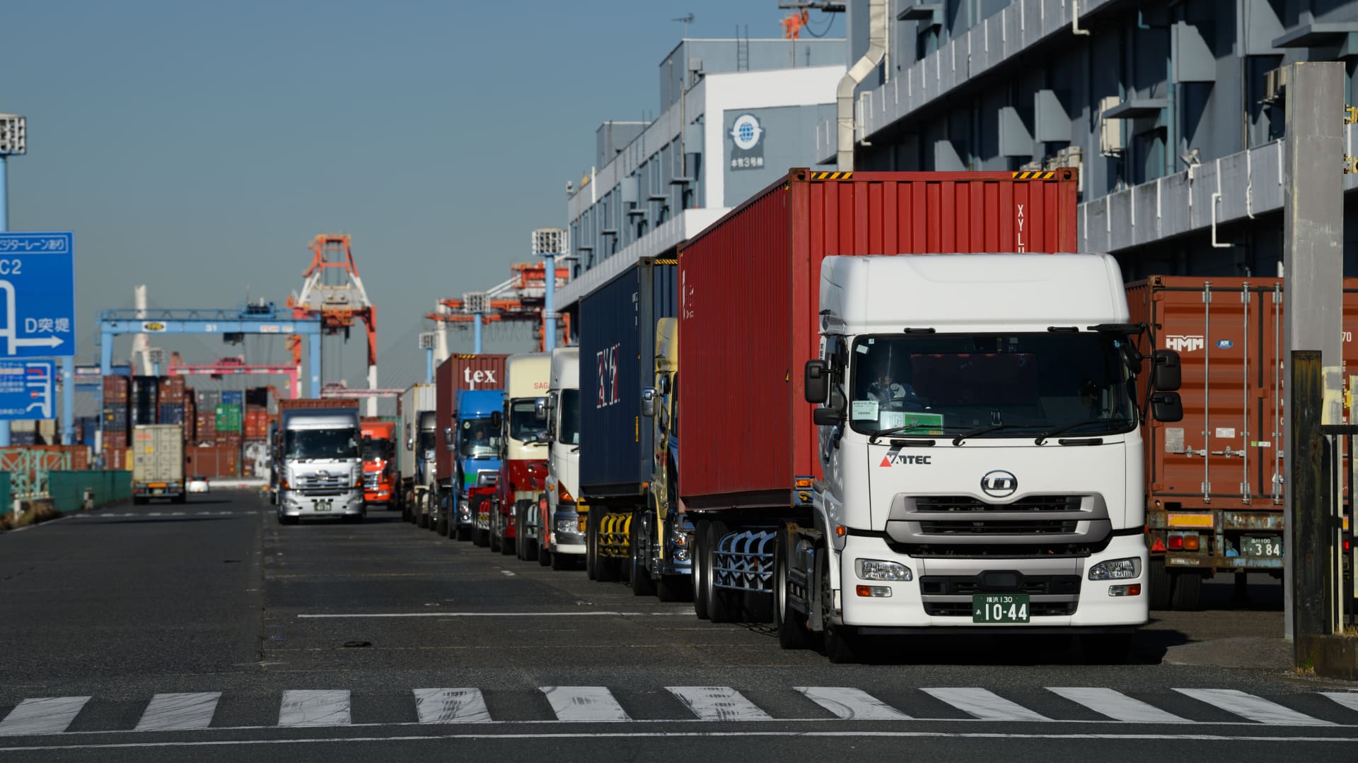 Japan's October Export Surge Faces Trade Deficit and Global Risks