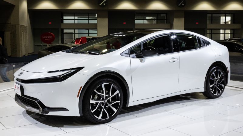 "Biden's New Mandate Accelerates Transition to Electric Vehicles"