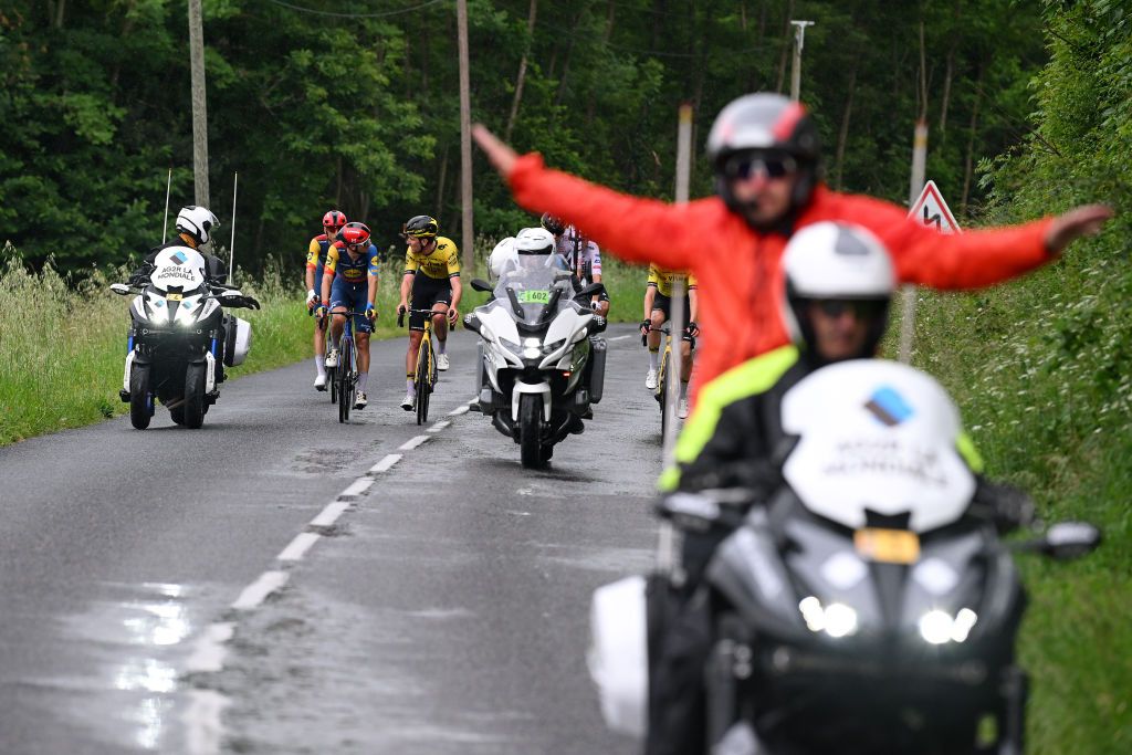 Featured image for Massive Crash Halts Critérium du Dauphiné Stage 5, Involving Evenepoel and Roglič