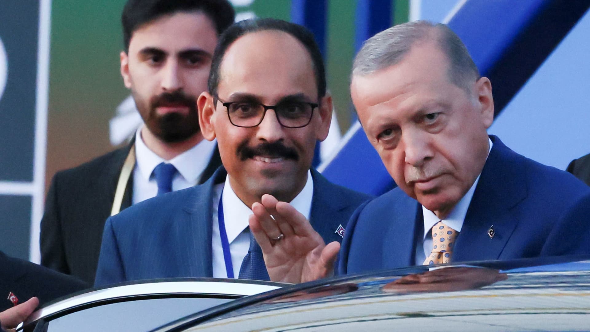 "Turkey's EU Membership: Erdogan's Push Met with Surprise and Skepticism, Michel Contradicts Commission"