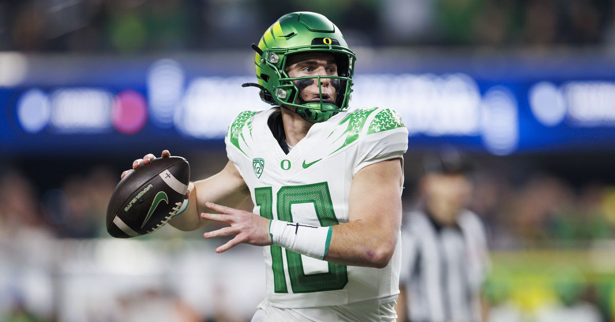 "Bo Nix's Oregon Pro Day Draws Patriots and Bears' Attention Ahead of 2024 Draft"