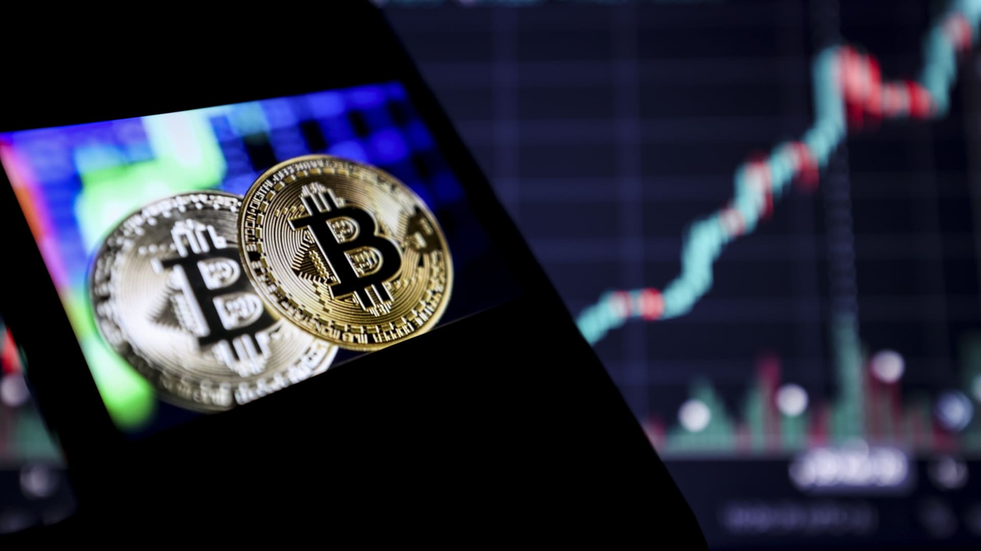 "Bitcoin's Volatility Sparks Cryptocurrency Recovery and Miner Sell-Off"