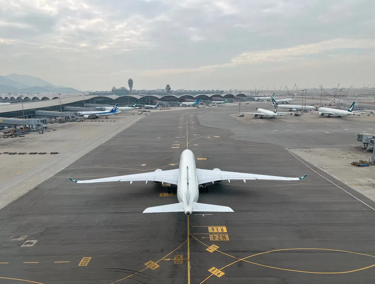 Featured image for Qatar Airways Sells 10% Stake in Cathay Pacific: What's Behind the Move?