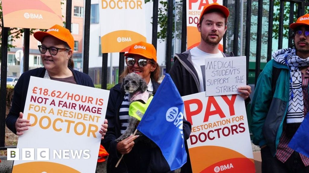 Featured image for English doctors launch 5-day strike over pay dispute
