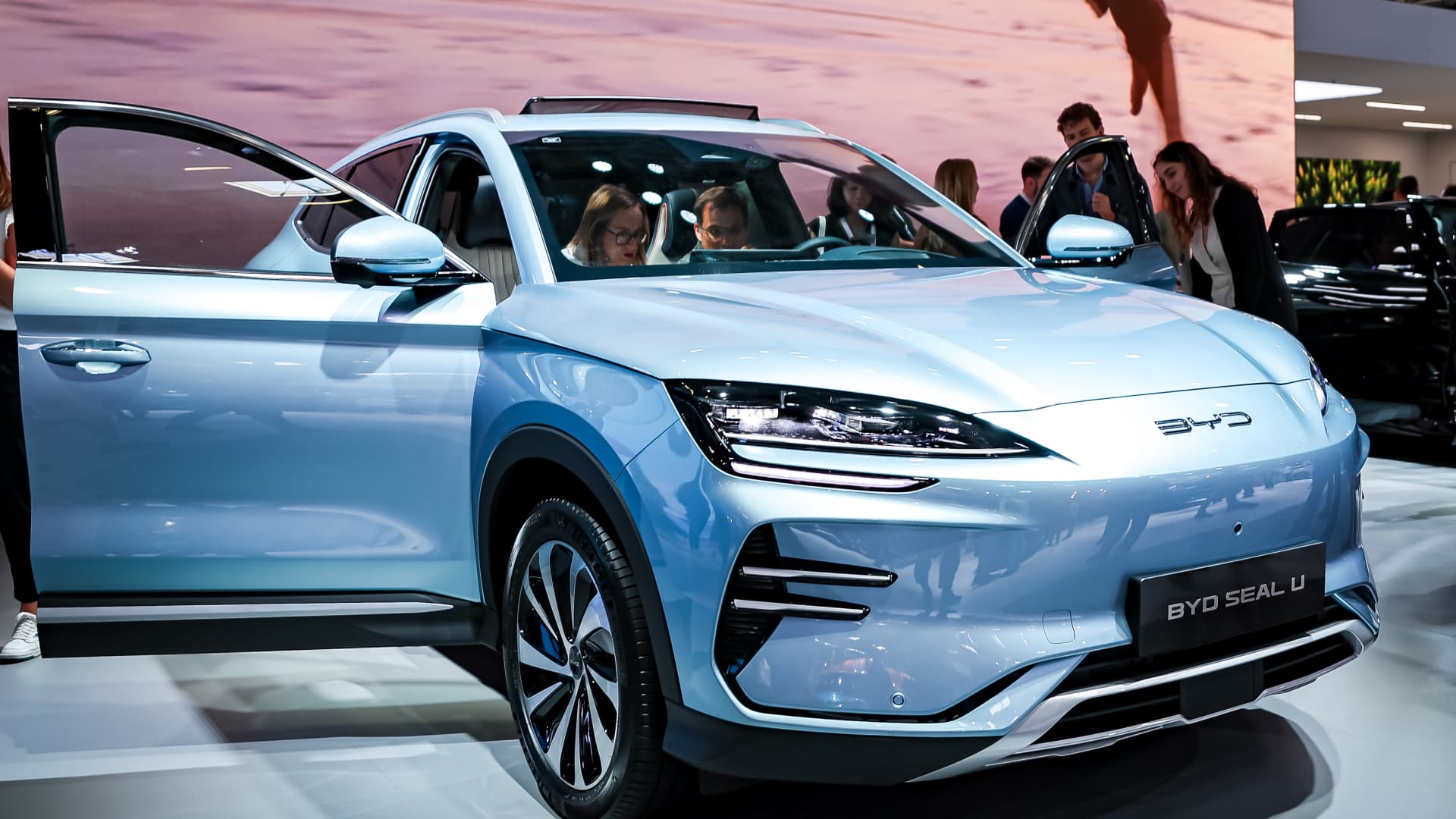 "BYD Unveils AI-Powered Smart Car Tech to Rival Competitors"
