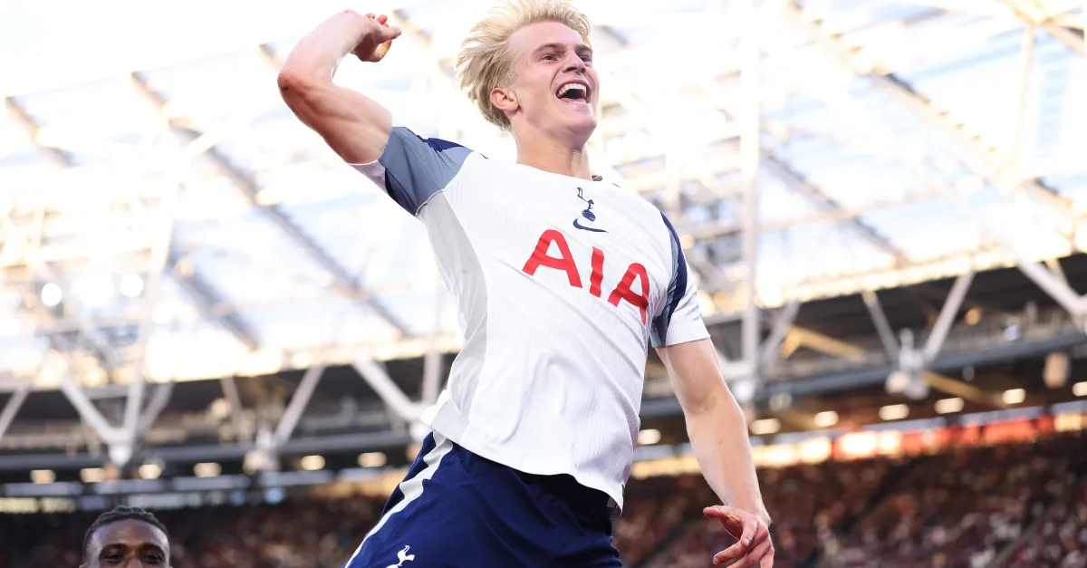 Featured image for Tottenham Dominates 10-Man West Ham in London Derby
