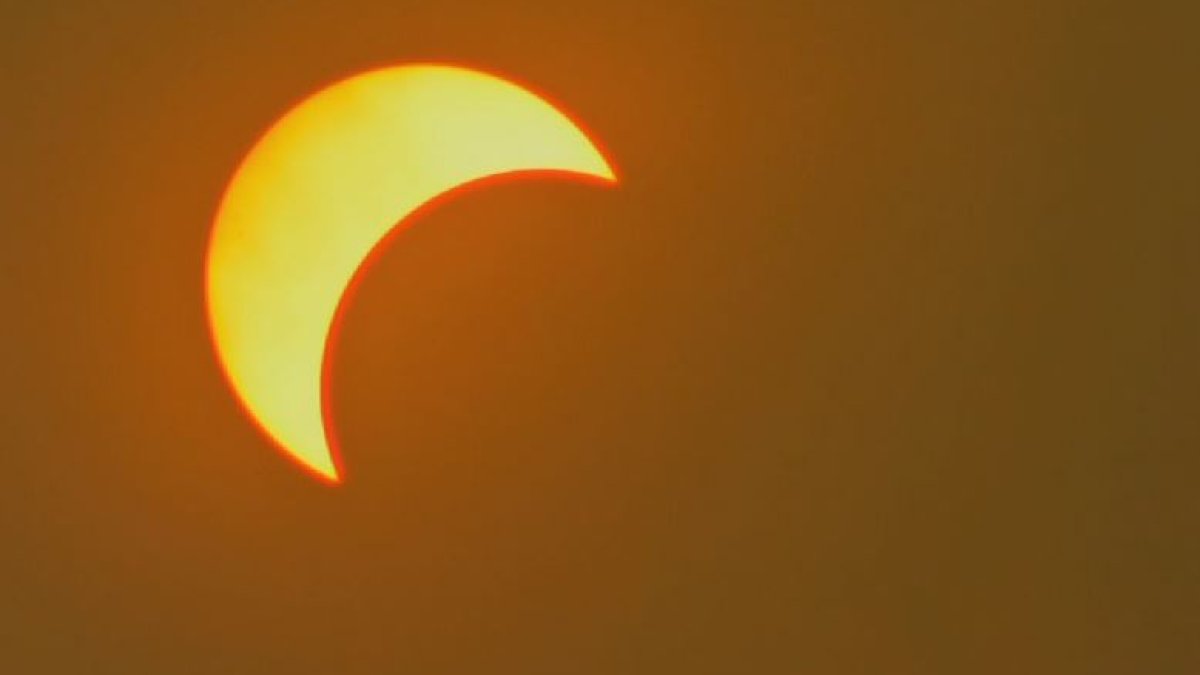"2024 Total Solar Eclipse: Path, Timing, and Viewing Tips for Illinois and Chicago"