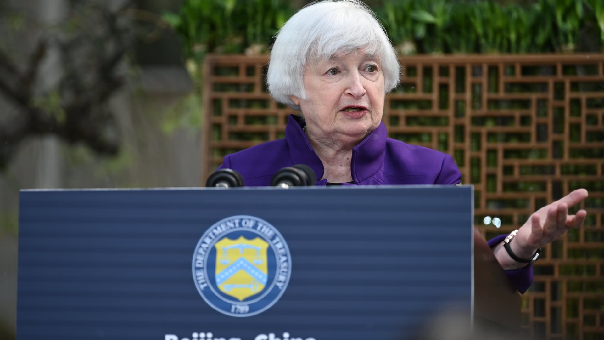 "Yellen Warns of Sanctions for Chinese Banks Aiding Russia's War Efforts"