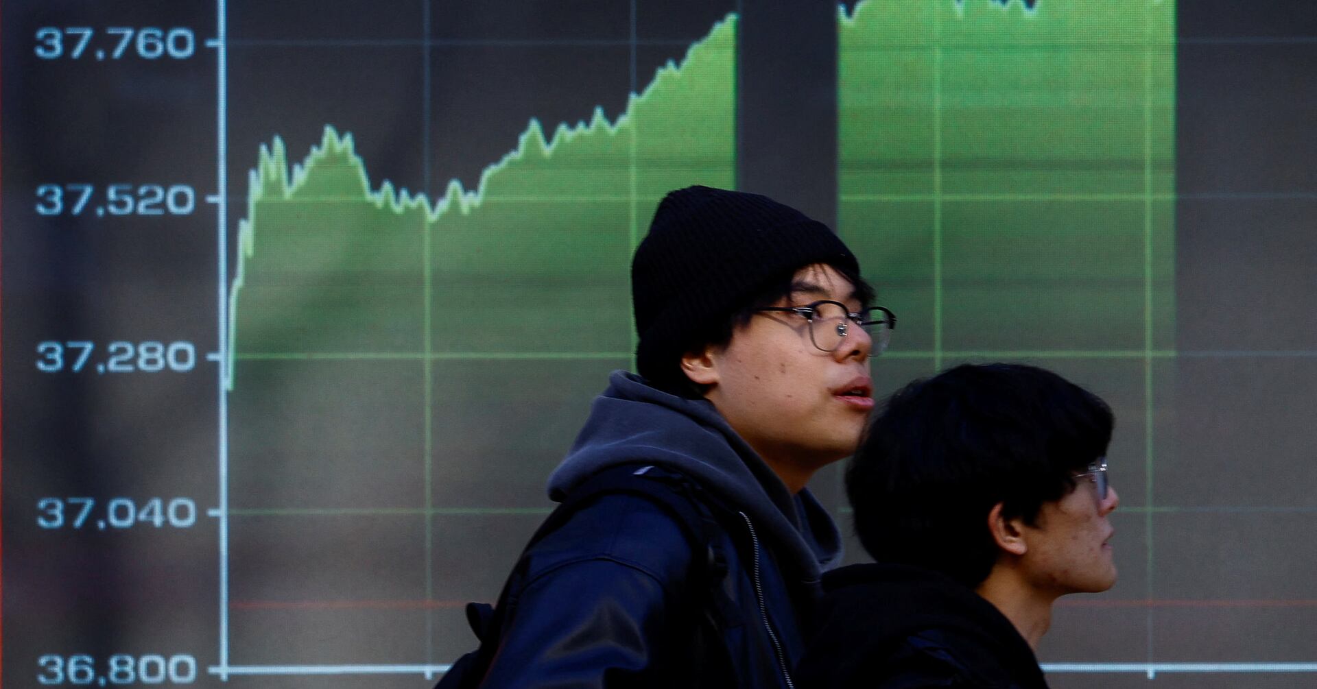 Investors Brace for Market Volatility Amid Rate Cut Uncertainty