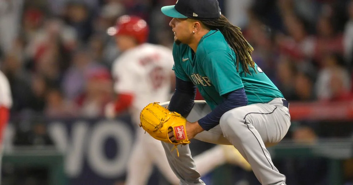 Mariners' Crawford and Rodriguez lead team to victory over Angels.