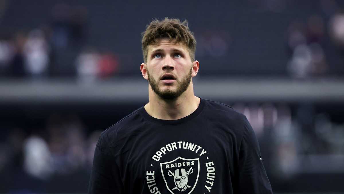 Saints sign TE Foster Moreau to three-year deal despite cancer diagnosis.