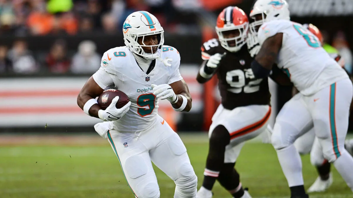 Steelers and Dolphins Discuss Trade for TE Jonnu Smith