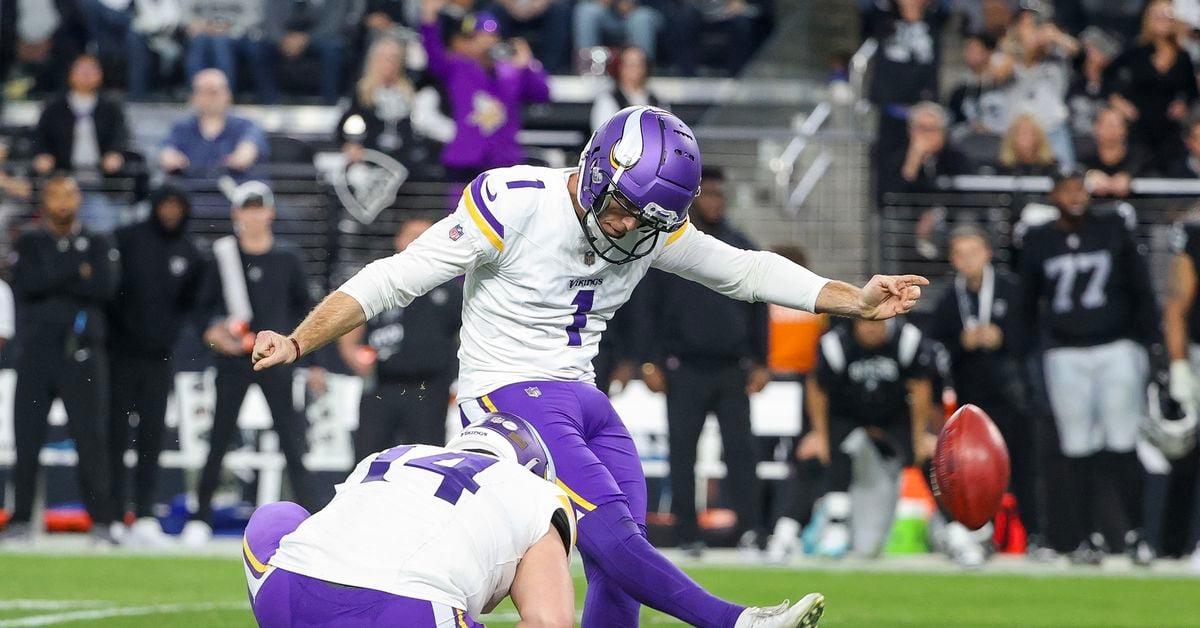 Featured image for "Packers Sign Record-Holding Kicker Greg Joseph to Challenge Carlson"