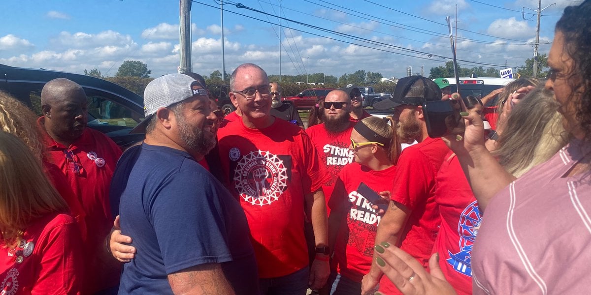 Featured image for UAW President's Visit Sparks Enthusiasm and Unity Among Striking Jeep Workers