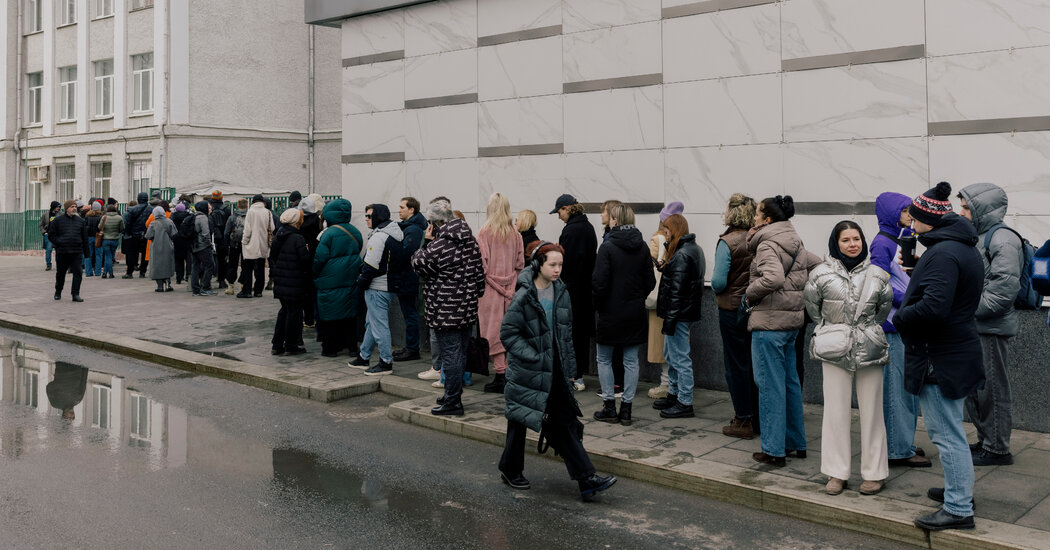 "Russian Voters Express Discontent in Anti-Putin Protests"