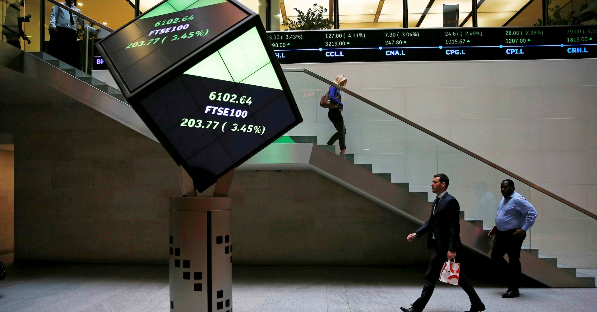 "Global Markets React: Asian Stocks Mixed, Gold Peaks Amid Fed Focus and Election Fallout"