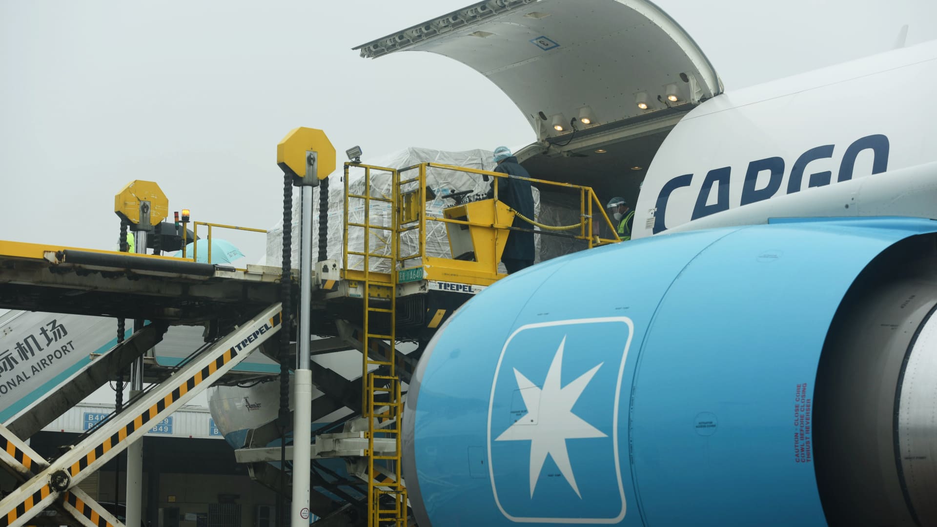 Featured image for "Red Sea Conflict Sparks Air Freight Surge and Trade Concerns for Major Retailers and Auto Companies"