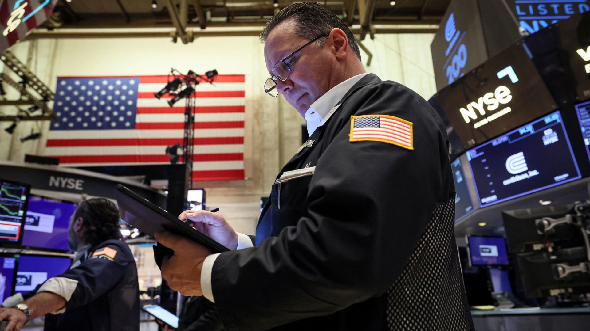 BlackRock cautions against relying on Fed rate cuts for market success.