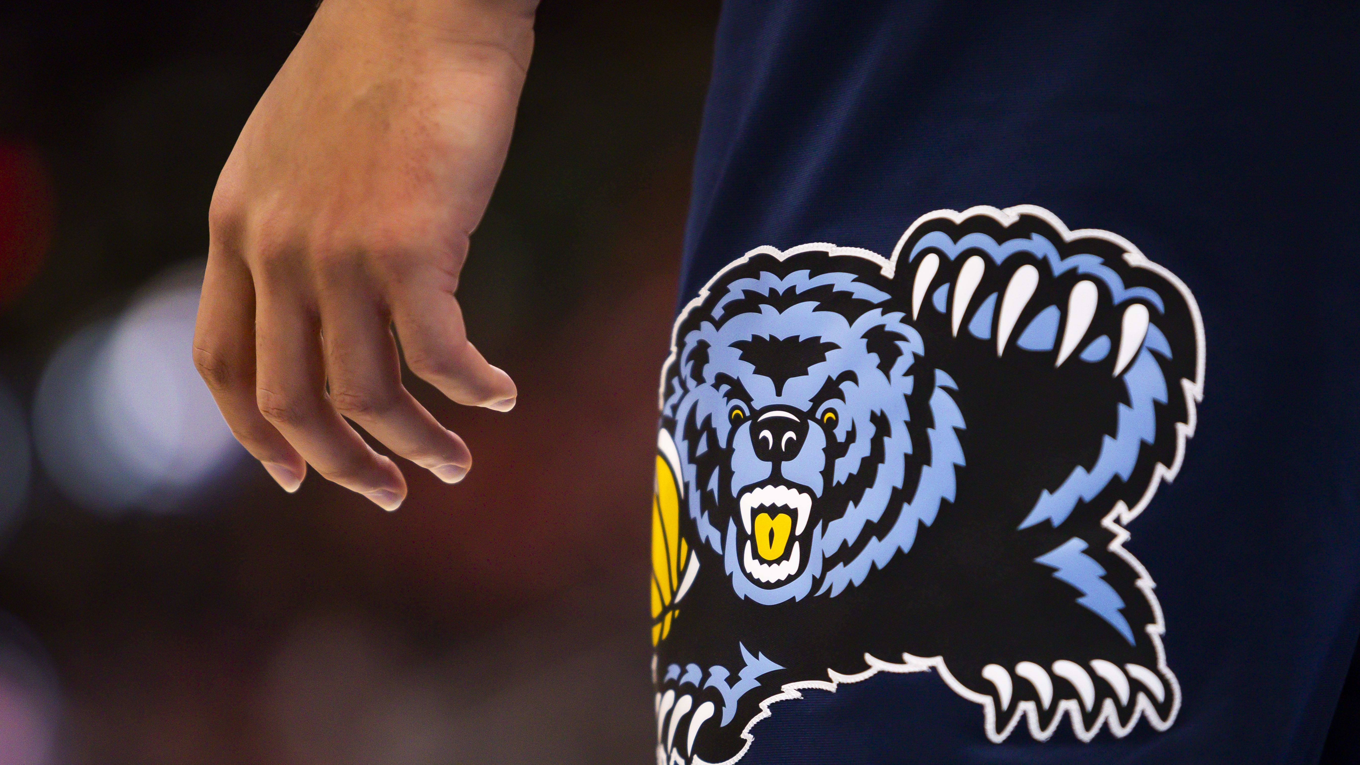 "LeBron Leads Lakers to Victory Over Grizzlies Amid Injury Woes"