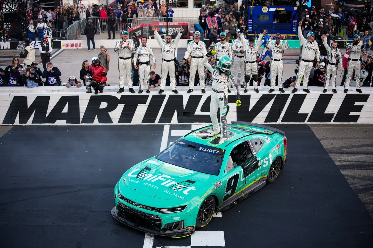 Martinsville gamble pays off as Elliott edges Hamlin for NASCAR Cup win