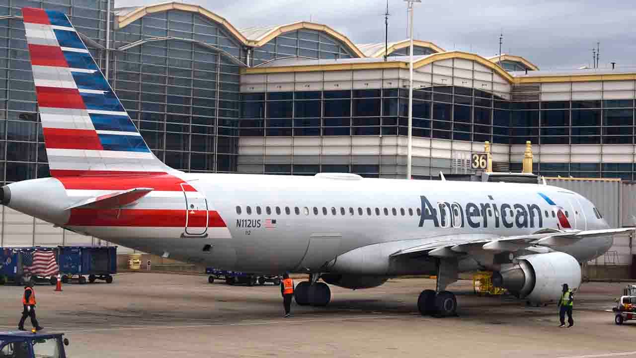 Featured image for "American Airlines Flight's Hard Landing in Hawaii Hospitalizes 6 Passengers"