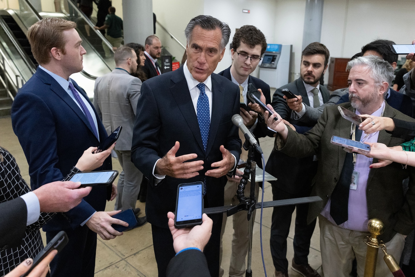 "Senate's Ukraine Vote Ends in Failure, Lawmakers in Disarray"