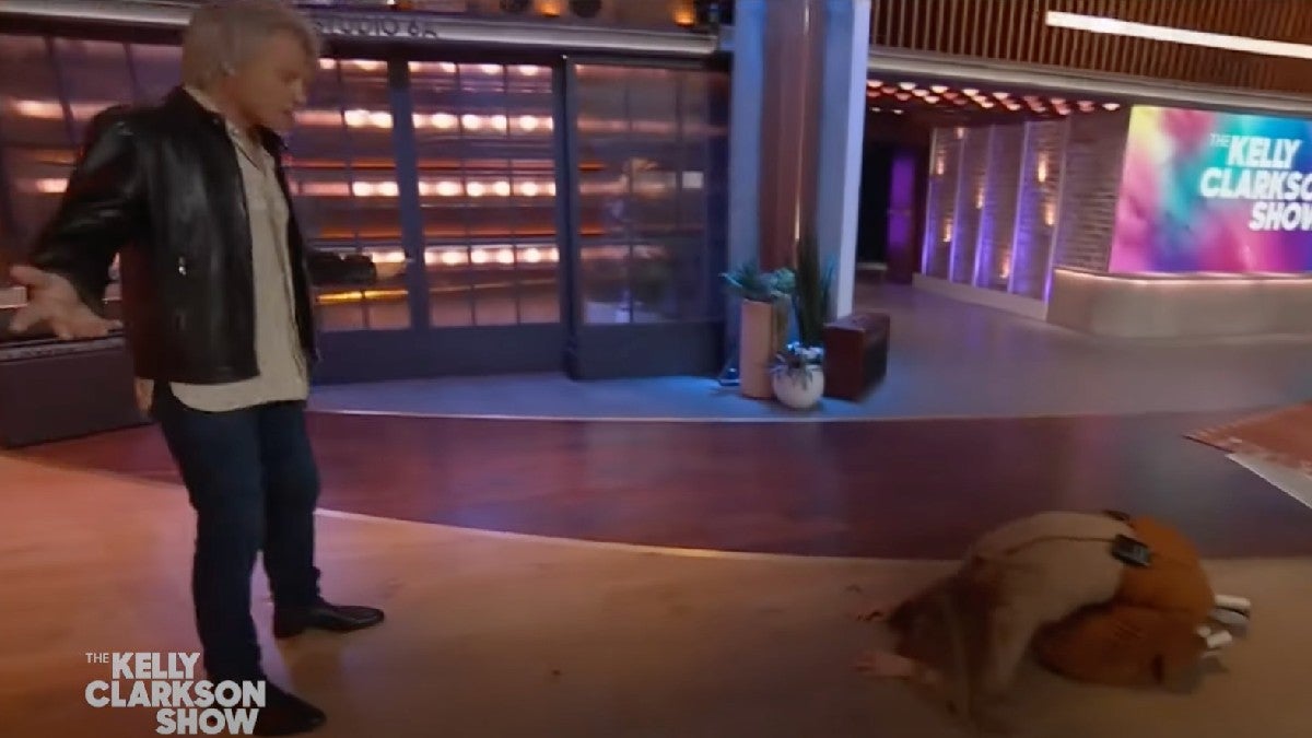 Featured image for Kelly Clarkson Stumbles Singing Bon Jovi's 'Blaze of Glory'