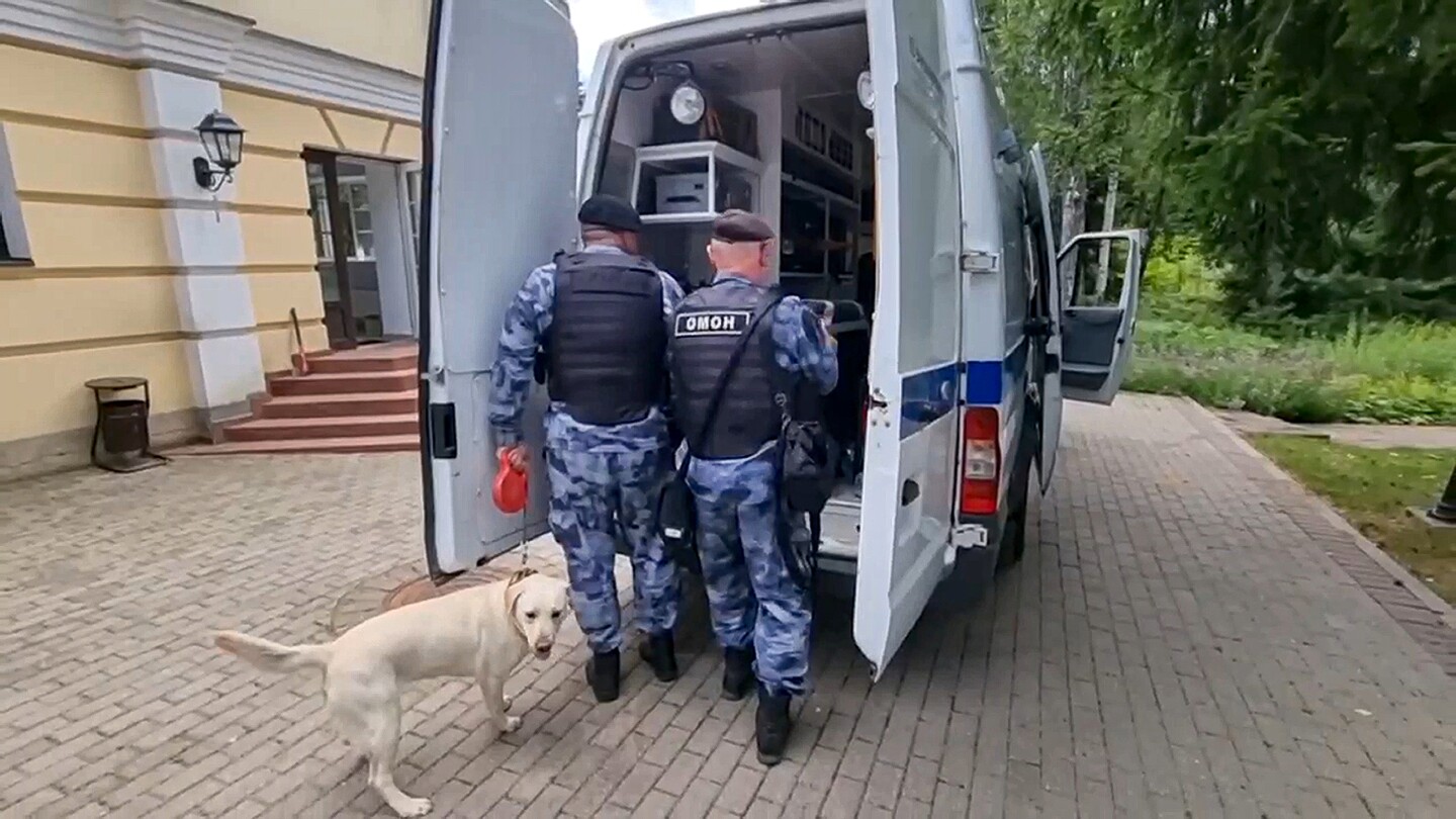 Russian Special Forces Neutralize Gunman in Moscow Home Invasion