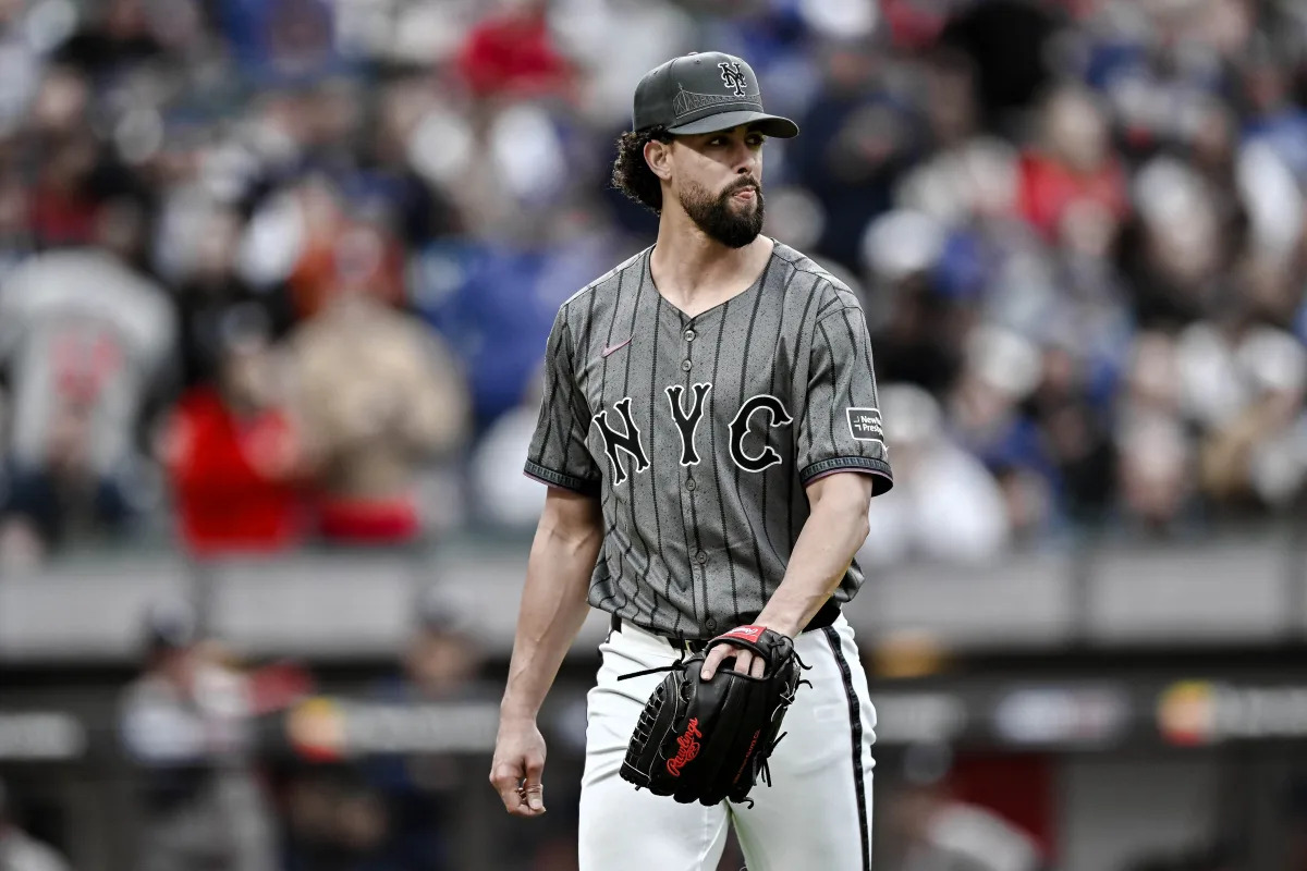 Featured image for Mets Reliever Jorge López Apologizes Amid DFA and Glove Toss Incident