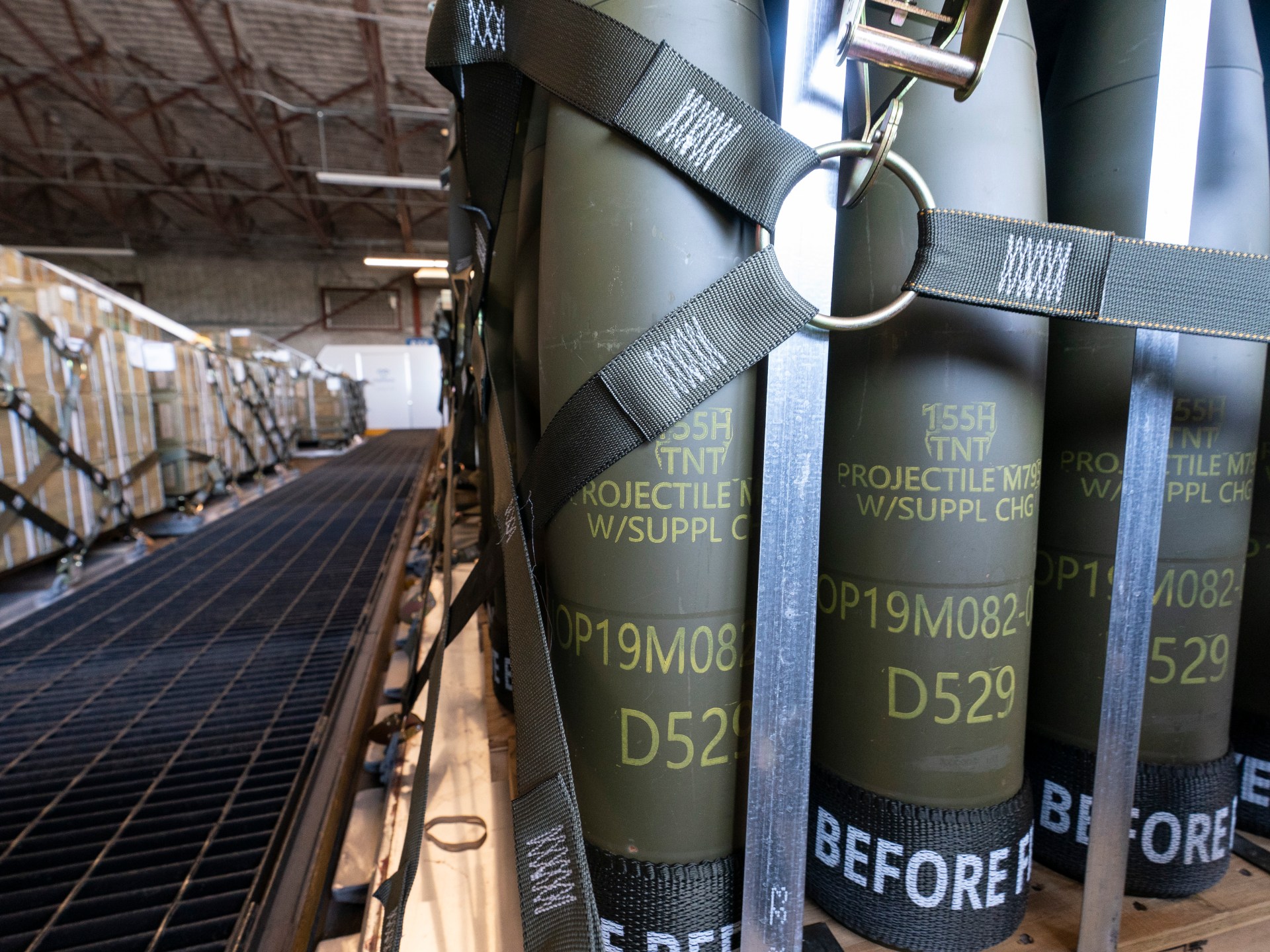 "China Calls for Peace Talks and End to Weapon Shipments in Russia-Ukraine Conflict"