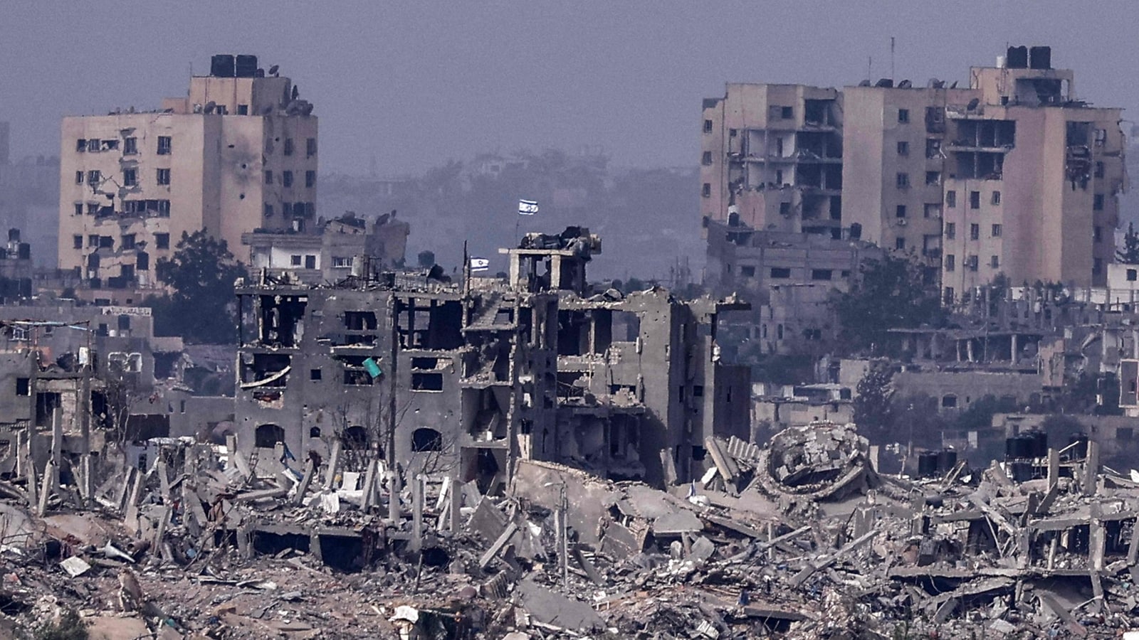 "Israeli Forces Conduct Raids on Senior Hamas Members' Homes in North Gaza"
