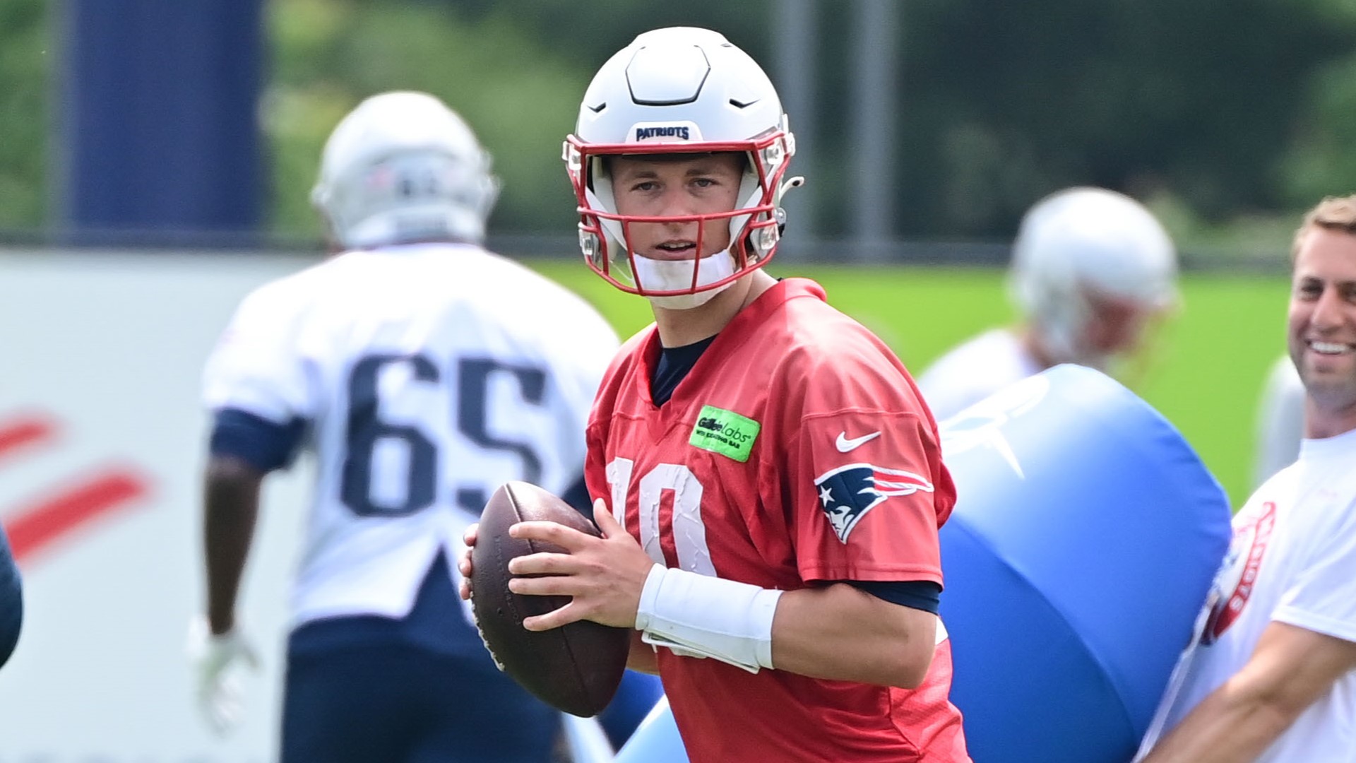 "Patriots' Uncertainty: Evaluating Mac Jones and the New Offensive Coordinator"