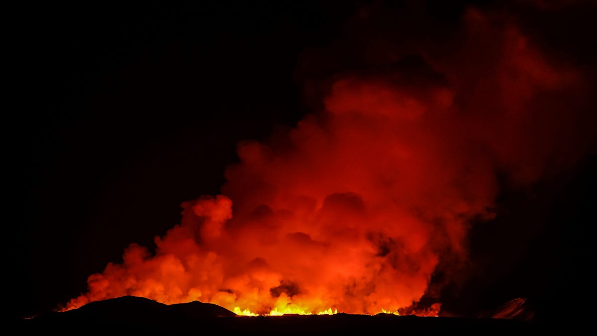 "Unprecedented Iceland Volcano Eruption: Live Footage and Photos"