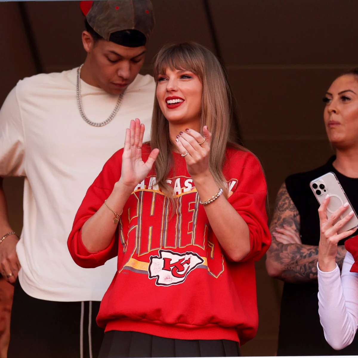 "Taylor Swift's Miniskirt Dance Steals the Show at Travis Kelce's Football Game"