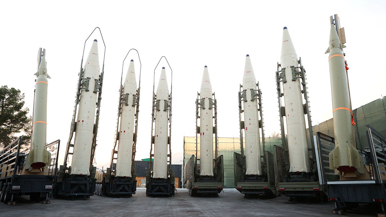 "Iran Sends Russia Hundreds of Ballistic Missiles Amid Ukraine-Russia Conflict"