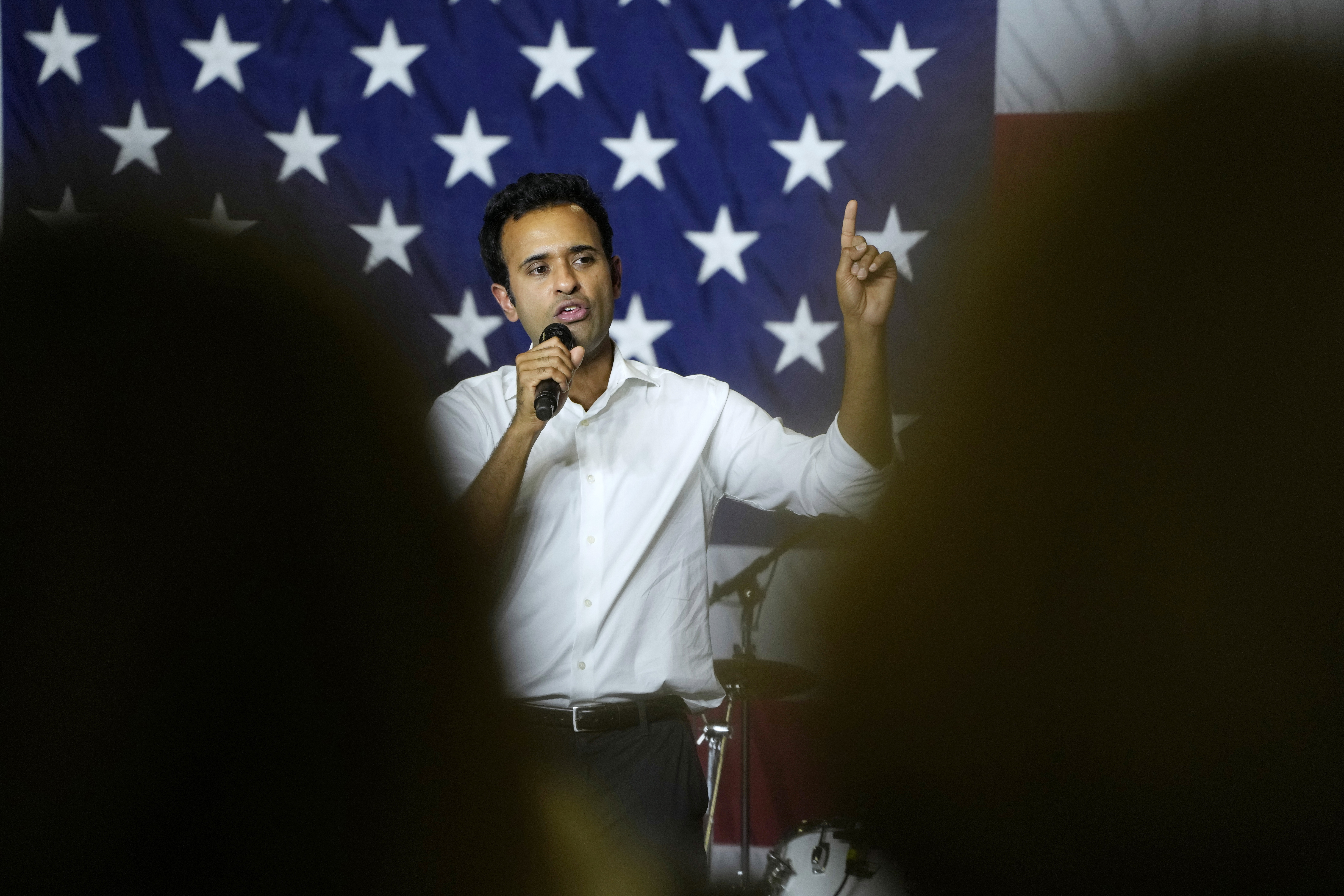 "Vivek Ramaswamy's Surprising Surge in Polls and Ron DeSantis Returns to Iowa with Trump Leading"