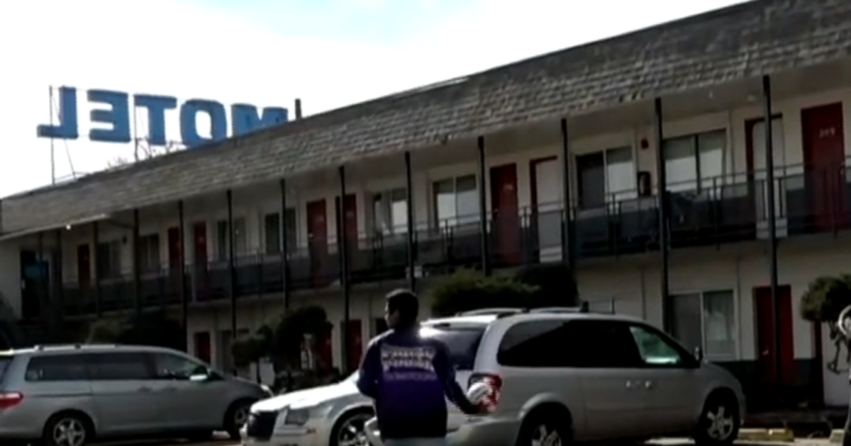 "Denver Motel Owner Provides Free Housing and Meals for Migrants"