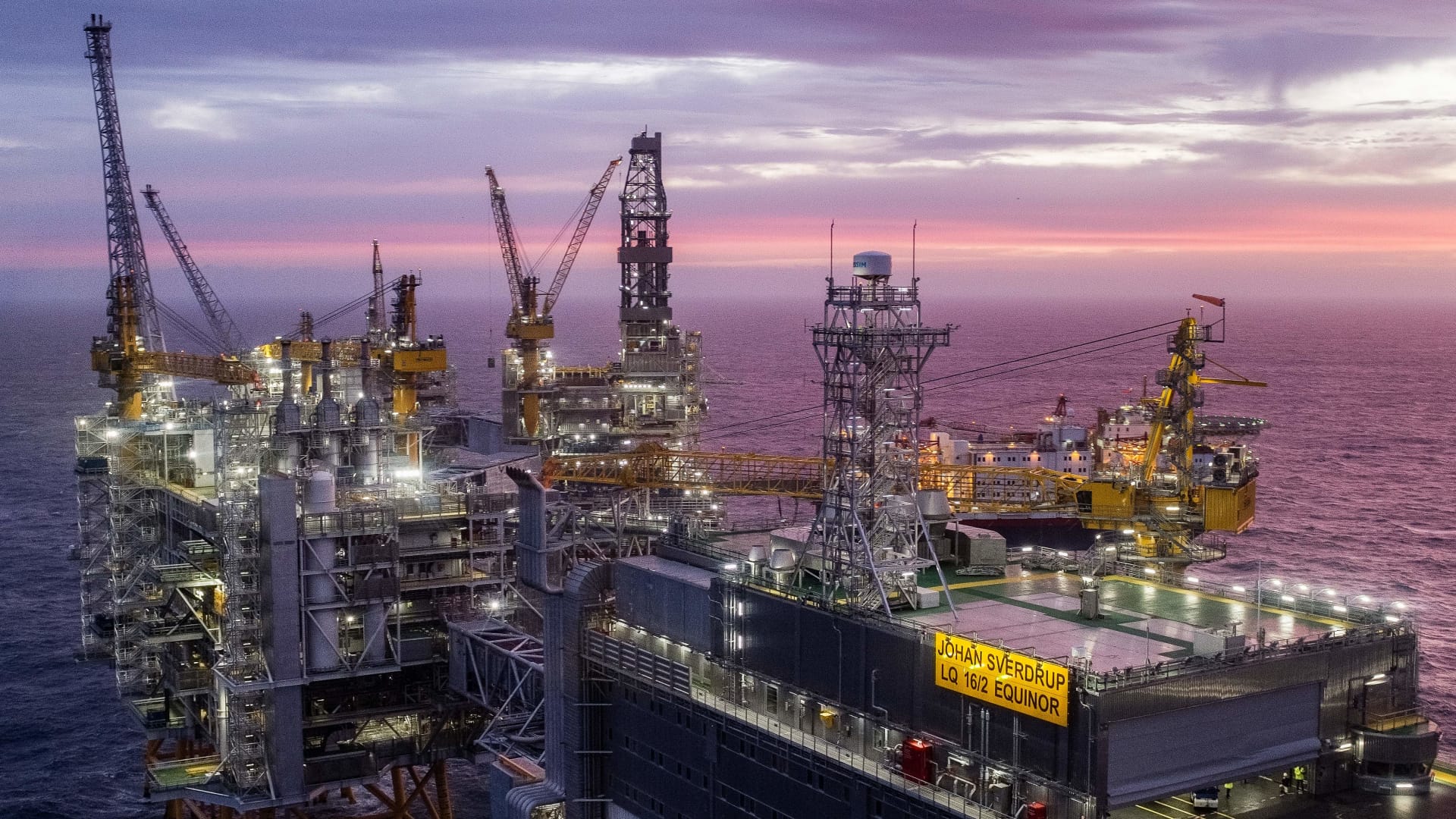 Goldman Sachs lowers oil price forecast due to supply recovery and demand concerns.