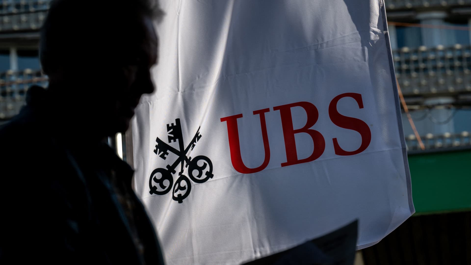 UBS sees Q1 profit drop amid legal battle, but maintains strong liquidity and client growth.