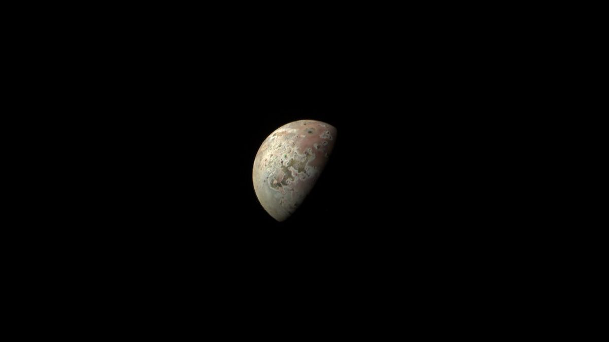 Juno probe captures stunning images of Io's red-hot glow.