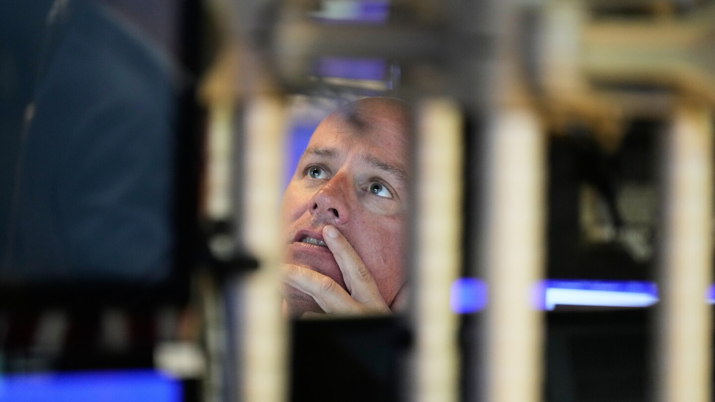 US Stocks and Gold Dip as Wall Street Pauses Record Rally