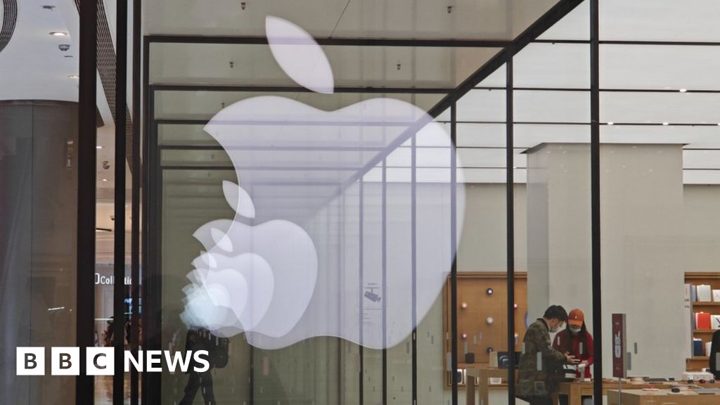 "Apple Shifts Focus from Electric Cars to AI and Headset Development"