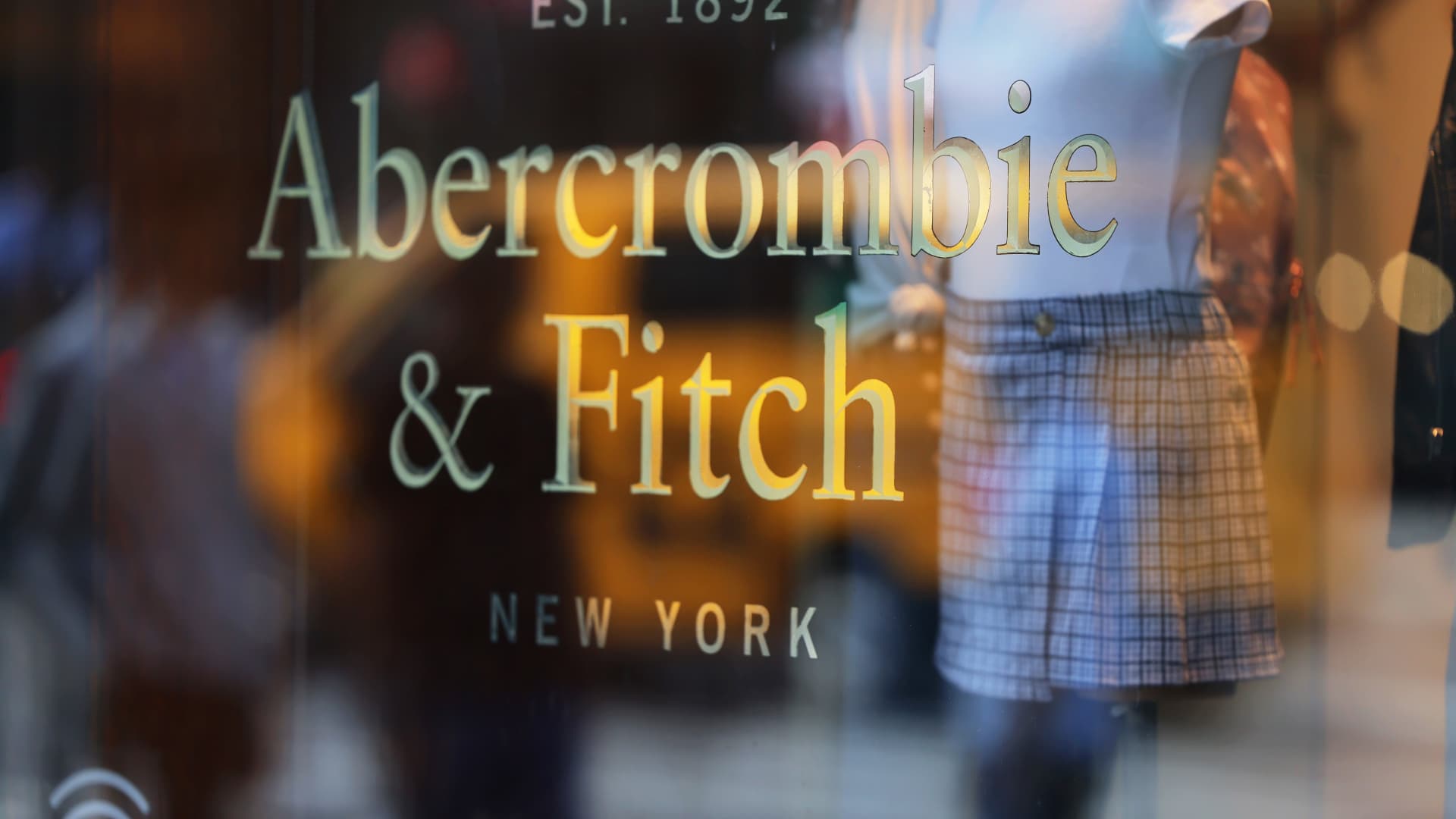 Featured image for Abercrombie & Fitch Reports Record Q1 Sales Surge and Raises Growth Forecast