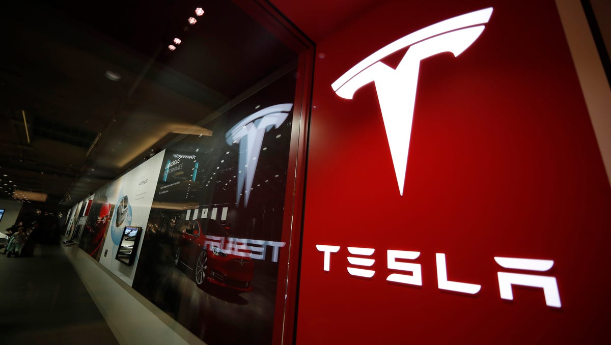 "US Investigates Fatal Tesla Crash in Virginia, Suspected Autopilot Involvement"
