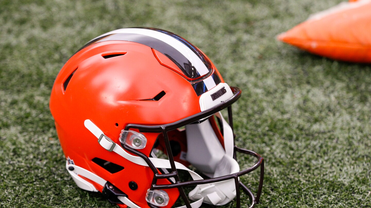 "Browns Consider Seahawks' Andy Dickerson as Potential Offensive Coordinator Replacement"