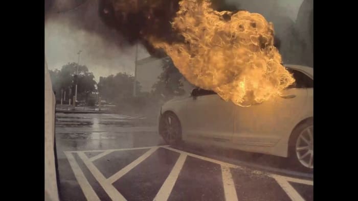 Mother arrested for shoplifting and leaving children in burning car at Florida mall.