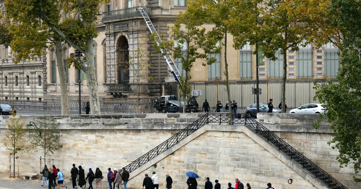 Featured image for Thieves Steal Priceless Jewelry in Quick Louvre Heist